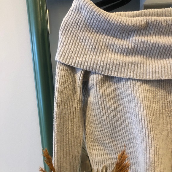 Off the shoulder sweater - Picture 3 of 3